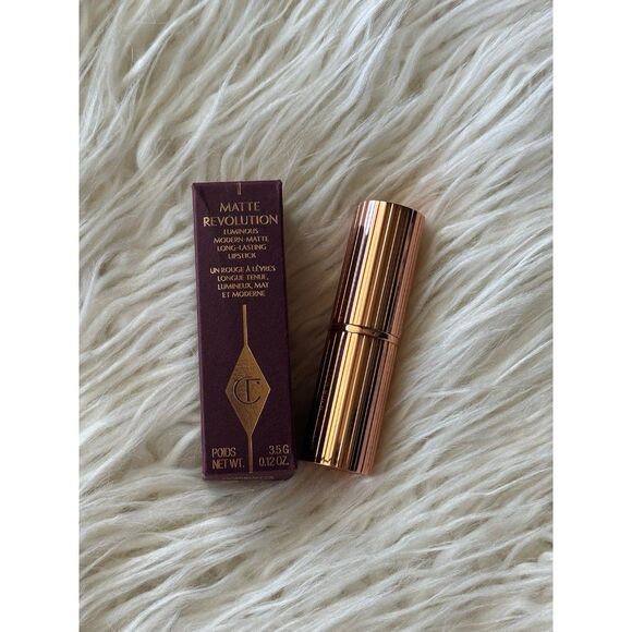 Charlotte Tilbury Matte Revolution Lipstick Very Victoria - Picture 2 of 5